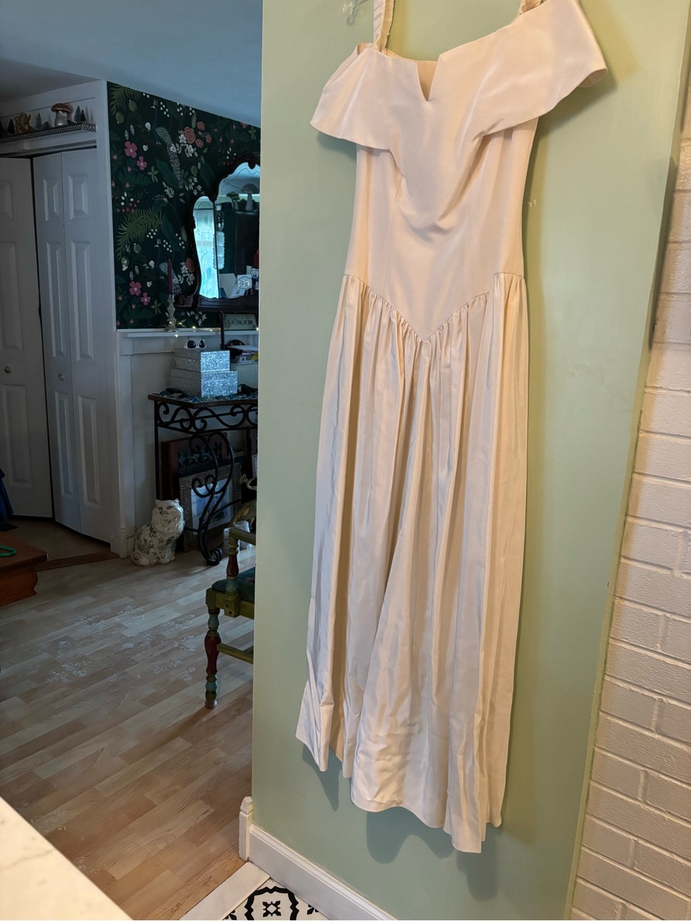 Vintage Off-White Taffeta off the shoulder dress with V-Neckline size 6.